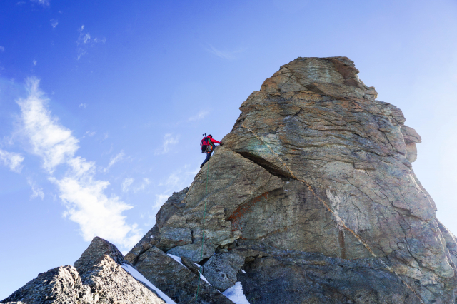 Op de Rothorngrat richting de top van de Zinalrothorn, Zwitserland.
